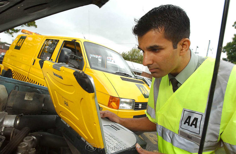AA patrol man uses computer to diagnose fault on car engine in birmingham.  image produced for press release. by picturepress.co.uk