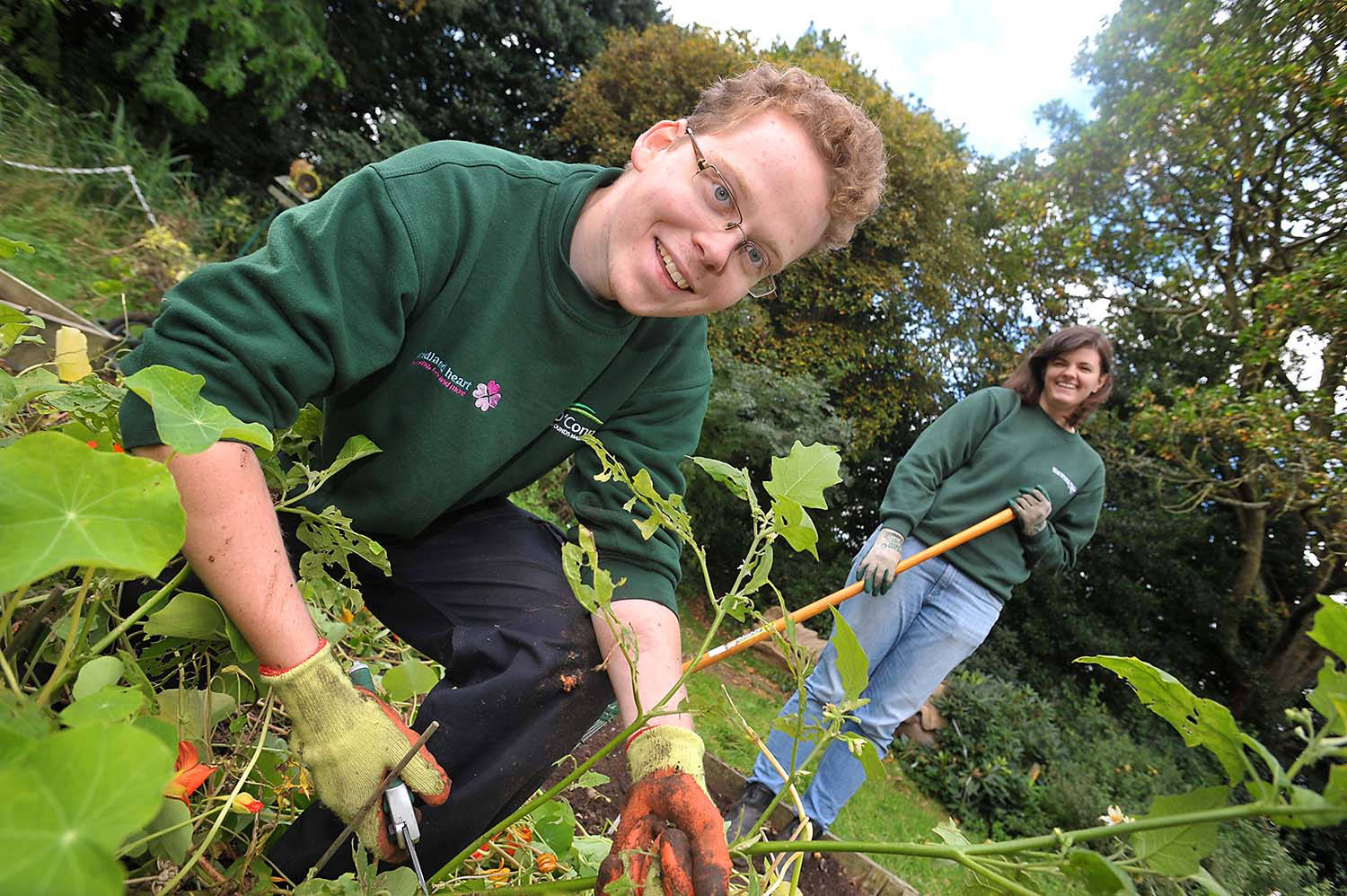 students working in the botannical gardens  birmingham  image produced for a college prospectus. by picturepress  photography 
